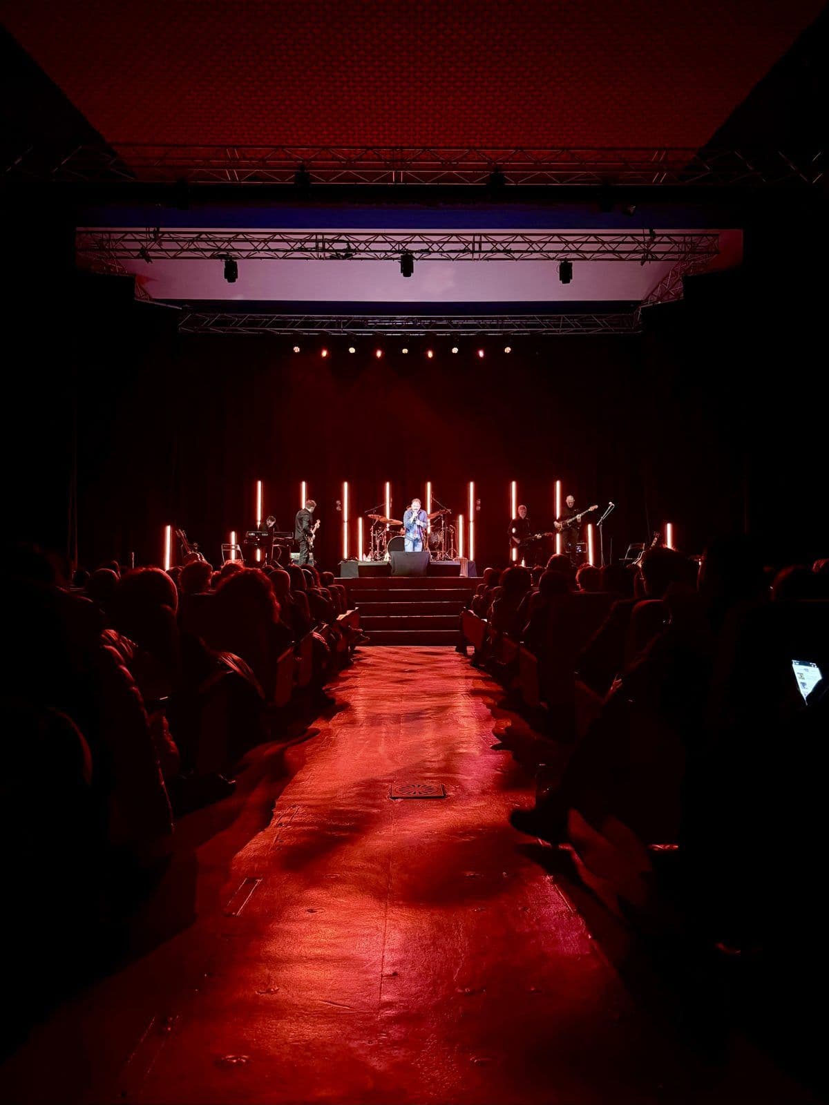 Palco illuminato da barre LED durante un concerto