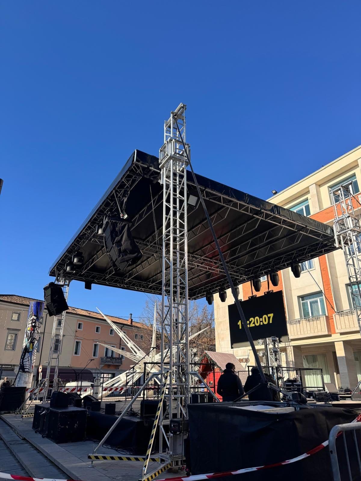 Copertura in alluminio su truss montata in piazza
