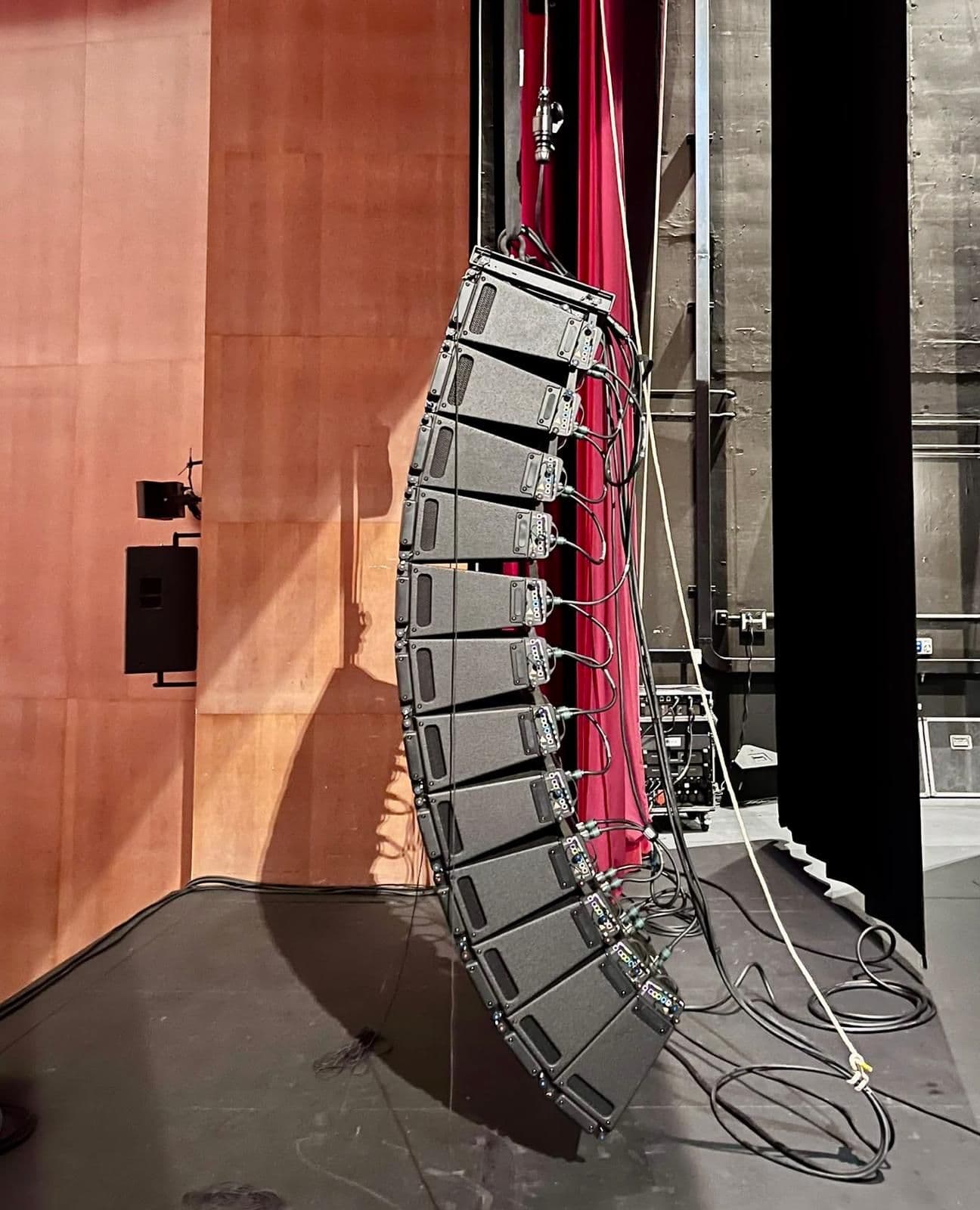 Line array installato su un palco fronte mare