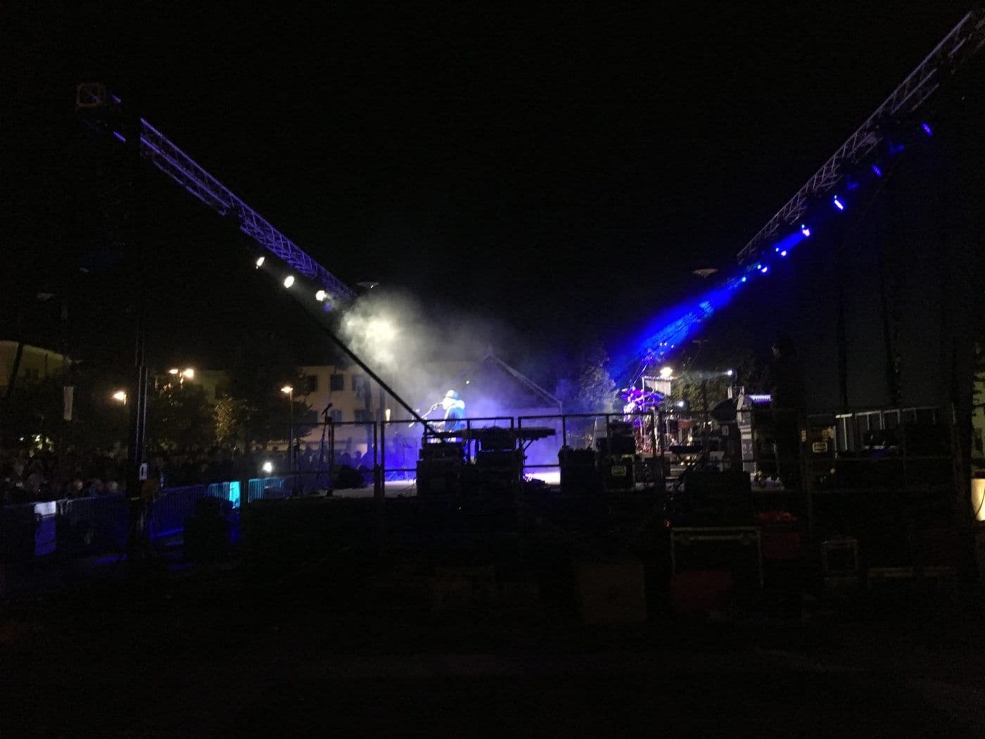 Palco notturno con americane luminose e fasci di luce blu